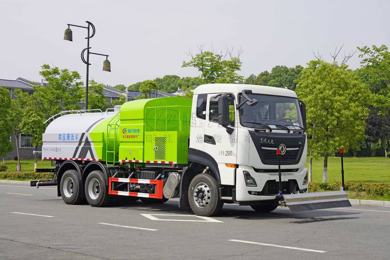 東風天龍路面清洗車